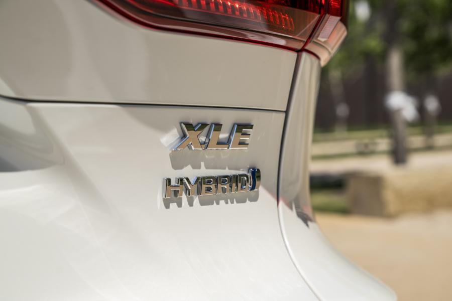 Логотип Toyota Venza Hybrid XLE 2020 года  (фото 28 из 35)